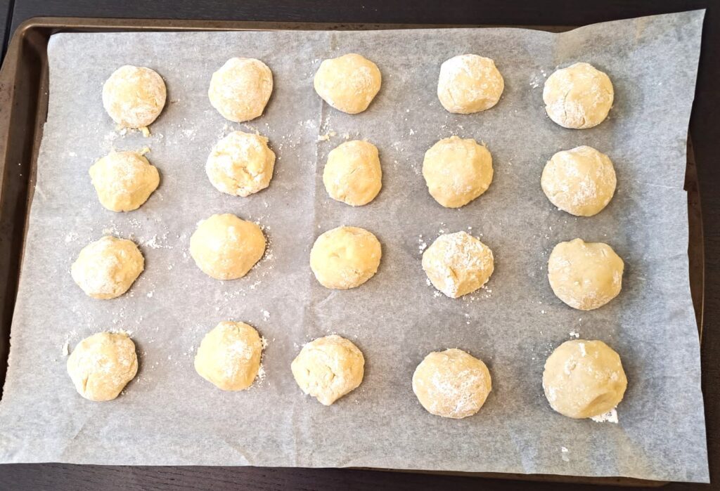 Lining the cookies on the baking dish